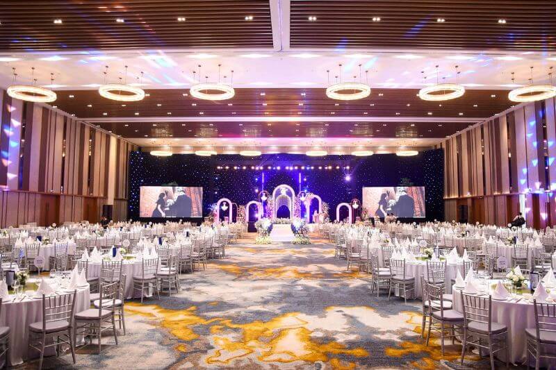 800-pax conference registration setup in Da Nang hotel pre-function with badge printers, queue barriers, and sponsor backdrop placement